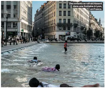  ??  ?? Des enfants se rafraîchis­sent dans une fontaine à Lyon,
en France.