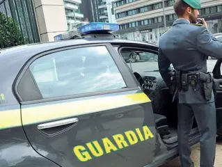  ??  ?? Nei guai anche i clienti Secondo le fiamme gialle, erano consapevol­i dell’attività illecita dell’uomo