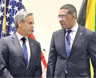  ?? ?? Antony Blinken y Andrew Holness conversan antes de la reunión sobre Haití en Jamaica.