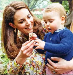  ??  ?? ...before the little prince examines a stone with his mother