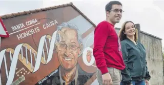  ?? [P. r.] ?? Alberto Romar e Inés Castro, da patronal xalleira, diante do mural adicado ao doutor Ángel Carracedo