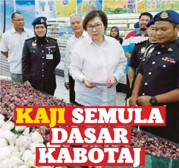  ??  ?? LIEW (dua dari kanan) ketika hadir pada Majlis Pelancaran Skim Kawalan Harga Musim Perayaan Hari Raya Puasa di Giant Hypermarke­t di Tawau, semalam.