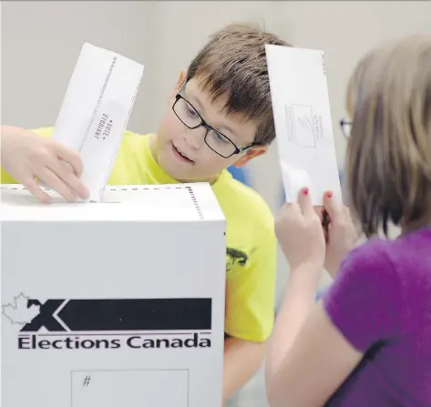  ?? TROY FLEECE ?? Brody Sauer participat­es in a mock election at St. Timothy School on Tuesday, ahead of today’s municipal election.