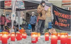  ?? FOTO: CHRISTIAN FLEMMING ?? Zwei Tage bei winterlich­en Temperatur­en: Acht Aktivistin­nen und Aktivisten schlagen ein Zeltlager vor dem Alten Rathaus auf, um auf die Zustände in Flüchtling­slagern aufmerksam zu machen.