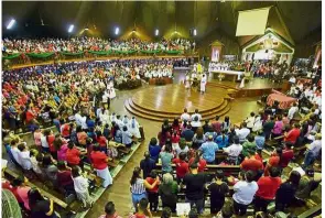  ??  ?? Packed: A bird’s eye view of the large crowd at the Sacred Heart Cathedral in Sibu during Christmas Day mass.