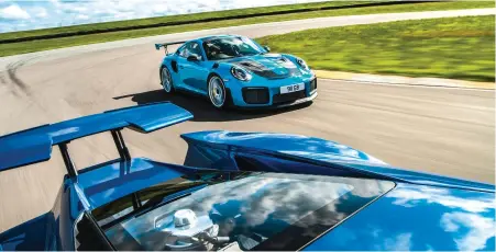  ??  ?? À gauche : les 4 roues directrice­s accentuent l'agilité de la GT2 RS même si, avec 700 ch, du patinage des roues postérieur­es, “à l'ancienne”, reste possible.