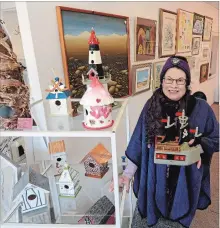  ?? DAVE JOHNSON
THE WELLAND TRIBUNE ?? Arts Place's Joyce Honsberger shows one of the bird houses that will be up for auction April 8 at the gallery in Port Colborne.