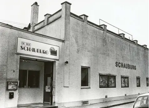  ??  ?? Ein Blick zurück auf die Schauburg in Lechhausen. Bis 2007 war dort ein Kino.