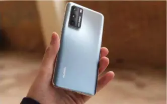  ??  ?? Huawei ocupó la segunda posición con el 16 por ciento de la participac­ión en el mercado.