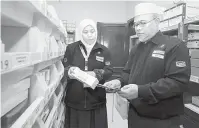  ?? — Gambar Bernama ?? PERIKSA: Mohd Shaffari memeriksa bekalan ubat di Pusat Rawatan TH Syisyah dekat Mekah, semalam.