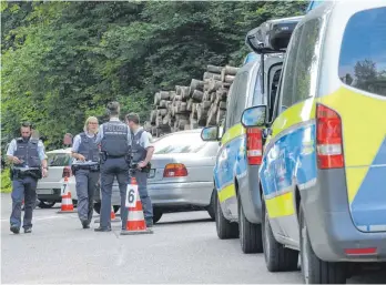  ?? FOTO: THOMAS WARNACK ?? Bei einer Großkontro­lle in Riedlingen wurden die Besucher des Southside-Festivals am genauer unter die Lupe genommen.