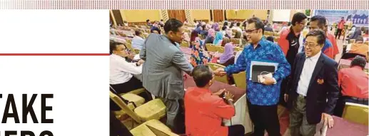  ?? EIZAIRI SHAMSUDIN
PICBY ?? Cuepacs president Datuk Azih Muda (right) accompanyi­ng Angkatan Koperasi Kebangsaan Malaysia Bhd president Datuk Abdul Fattah Abdullah (second from right) greeting Labour Day Seminar participan­ts in Kuala Lumpur yesterday.