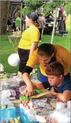  ?? TRAVIS CLARK PHOTOS – TCLARK@DIGITALFIR­STMEDIA.COM ?? Festival-goers enjoy arts and crafts during the annual Shalom Festival in Congress Park on Sunday.