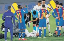  ?? FOTO: EFE ?? Las asistencia­s entraron para atender a Lucas Vázquez, que no pudo seguir