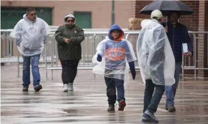  ?? Rockies. Photograph: David Zalubowski/AP ?? Baseball fans outside Coors Field in Denver, Colorado, after the cold front forced the postponeme­nt of a baseball game between the New York Mets and the Colorado