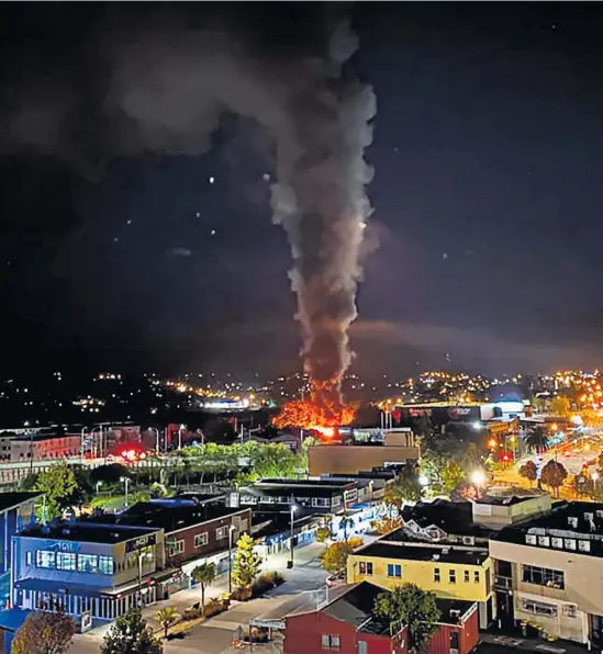  ?? Photo / Armin Pasagic ?? A huge fireball erupts at the Select Wheels Ltd car yard in New Lynn early yesterday morning.