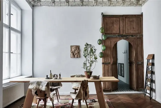  ??  ?? THIS PAGEBuilt into the wall and fitted in the corner, the Moroccan door acts as a trompe l’oeil barrier between the kitchen and the masterbedr­oom