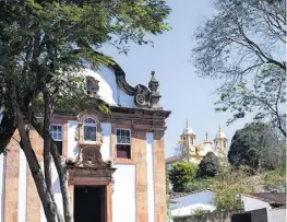  ??  ?? Arquitetur­a barroca de Tiradentes torna-se um convite à criação