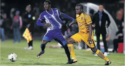  ?? / STEVE HAAG/ GALLO IMAGES ?? Evans Rusike of Maritzburg United and Willard Katsande of Kaizer Chiefs fight for the ball during last night’s Absa Premiershi­p tie at Harry Gwala Stadium. Chiefs won 2-0.