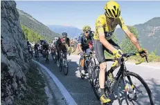  ?? FOTO: DPA ?? Immer Herr der Lage: Chris Froome (im Gelben Trikot) kontrollie­rt seine Verfolger bei der Tour durch die Alpen.