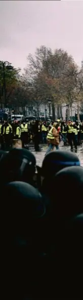  ??  ?? Les gilets jaunes, comme icile 1er décembre 2018 à Paris, ont d’emblée voulu rompre avec les formes classiques de la manifestat­ion.