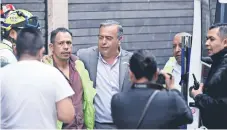  ??  ?? El jefe de la policía cerró el trabajo del ERUM y salió del edificio con él.