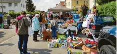  ?? Dieter Jehle Foto: ?? Reges Treiben herrschte in Neuburg am Vormittag auf dem Flohmarkt.