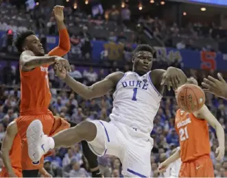  ?? Nell Redmond ?? Duke’s Zion Williamson, right, battles Syracuse’s Oshae Brissett, left, for a rebound in his first game back from a knee sprain that captured the nation’s attention.