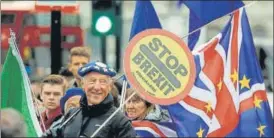  ?? AP ?? ■
THE CIRCUS CONTINUES: Brexit protesters wave flags outside parliament in London on Tuesday.