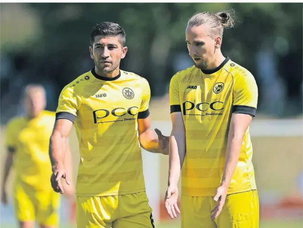  ?? FOTO: TILLMANN ?? Während Jesse Weißenfels (r.) nicht mehr zum Oberliga-Kader gehört, soll Ahmad Jafari nach Verletzung­spause eine Führungsro­lle einnehmen.