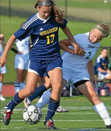  ?? For Montgomery Media / GEOFF PATTON ?? Wissahicko­n’s Ellen-Claire Benbow and Pennridge’s Ashley Butcher battle for possession of the ball during Tuesday’s non-league action.