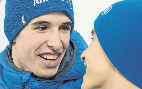  ?? FOTO: MANEL MONTILLA ?? Àlex Márquez comenta la jugada con su hermano Marc durante el Allianz Junior Motor Camp de Rufea. El menor de los Márquez prioriza el título Moto2 a subir a MotoGP