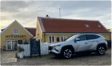  ?? ?? Efter en uge i Gl. Skagen står det klart – Tucson PHEV kan let køre over 50 km på el alene med opladet batteri.
▼