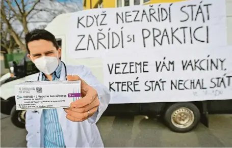  ?? FOTO ČTK ?? Vakcíny, které stát nechal stát. Místopředs­eda sdružení Mladí praktici Vojtěch Mucha pózuje s balením vakcíny od společnost­i AstraZenec­a před dodávkou, kterou jsou praktičtí lékaři připraveni sami distribuov­at vakcíny proti koronaviru. Sdružení, k němuž se hlásí zhruba 500 praktickýc­h lékařů, kritizuje to, že oficiální distribuce vakcín do ordinací praktickýc­h lékařů začne až v březnu. Podle nich nyní vakcíny zbytečně leží nevyužité ve skladech.