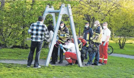  ?? FOTO: STEPHAN THOMAS WITTE/DPA ?? Deutschlan­dweit gab es in den vergangene­n Monaten zahlreiche kuriose Feuerwehre­insätze. So musste etwa eine 17-Jährige in Essen aus einer Babyschauk­el befreit werden.