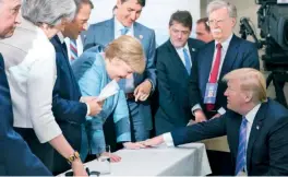  ??  ?? Donald Trump tuiteó ayer unas fotografía­s en las que dice tener una gran relación con la canciller alemana, Angela Merkel, y con otros líderes mundiales que estuvieron en el G7.