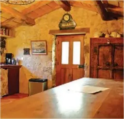  ??  ?? ci-dessus / ci-contre : La cuisine commune de style rustique est un lieu convivial et chaleureux avec ses boiseries, ses poutres apparentes…