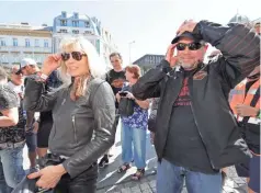  ?? MIKE DE SISTI / MILWAUKEE JOURNAL SENTINEL ?? Karen Davidson (left), the great-granddaugh­ter of Harley-Davidson's co-founder William A. Davidson, and her brother Bill Davidson, vice president of the Harley-Davidson Museum, took a moment to meet with fans in Wenceslas Square during the parade.