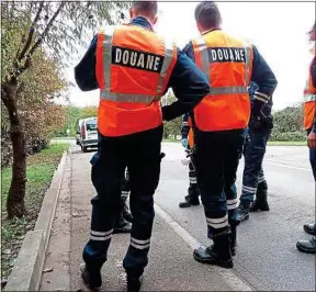  ??  ?? Les douaniers ont saisi de l’or destiné à être fondu en Allemagne.