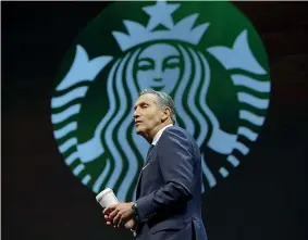  ??  ?? Al vertice Howard Schultz, 64 anni, presidente esecutivo di Starbucks. Il primo negozio italiano del gruppo aprirà a Milano a inizio settembre