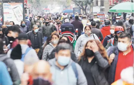  ??  ?? Expertos y Salud hacen un llamado a la consulta temprana en la red asistencia­l ante el primer síntoma sospechoso.