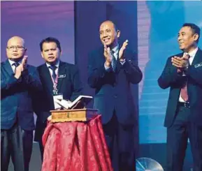  ?? [FOTO MOHD KHAIRUL HELMY MOHD DIN/BH] ?? Mohamad Isa (dua dari kanan) bersama Lokman (kiri) dan Mohd Haidi (kanan) pada majlis perasmian Seminar Pedagogi Alternatif Kesusatera­an Melayu (SPAKEM) 2018 Peringkat Kebangsaan di Bangi, semalam.