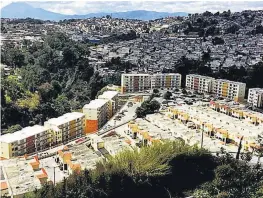  ??  ?? Población sin acceso. El déficit de viviendas en Guatemala, según la entidad privada, alcanza los 1.8 millones de residencia­s.