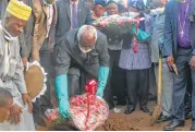  ?? Mohamed Saidu / AFP / Getty Images ?? Sierra Leone President Ernest Bai Koroma, left, and Liberia President Ellen Johnson Sirleaf lay wreaths for the victims of mudslides that killed about 350.