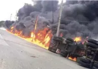  ?? FUENTE EXTERNA ?? Siniestro. El tanquero cargado de fuel oil se volcó, tumbó el tendido eléctrico y desató un incendio que se propagó a Termo Envaes