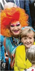  ?? Fotos: Ralf Lienert ?? Ganz nah dran an der Kanzlerin: Drag queen Olivia Jones.