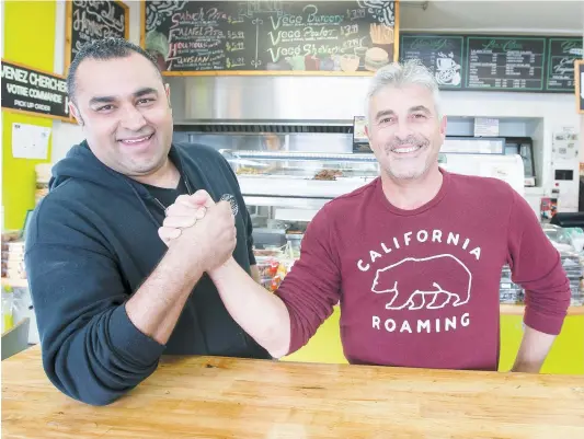  ?? PHOTO AGENCE QMI, PHILIPPE-OLIVIER CONTANT ?? Le gérant musulman Salem Seh (à gauche) et le propriétai­re juif Ronen Baruch dans leur restaurant Falafel Saint-Jacques.