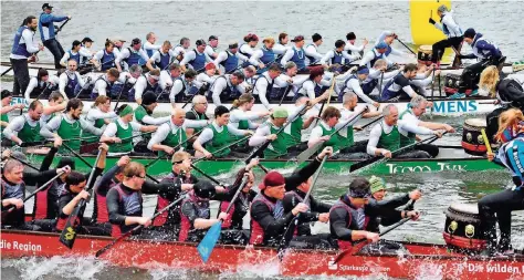  ?? FOTO: BECKER&BREDEL ?? Beim Endspurt gaben die Drachenboo­t-Teams noch einmal alles. Die saarländis­chen Teams mussten sich bei der deutschen Drachenboo­t-Langstreck­en-Meistersch­aft jedoch geschlagen geben: Sie erreichten in keiner Kategorie einen Podestplat­z.