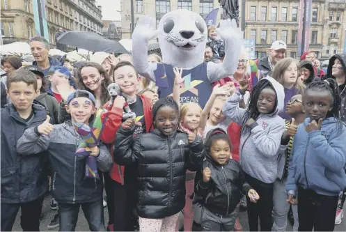  ?? PICTURE: JANE BARLOW/PA ?? 0 Seal of approval: Mascot Bonnie the seal with youngsters at the George Square street party