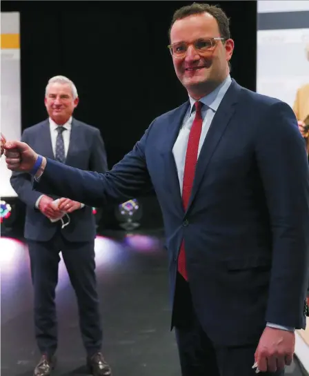  ??  ?? Armin Laschet, el nuevo líder de la CDU, celebra su victoria con su «número dos», el ministro de Sanidad Jens Spahn